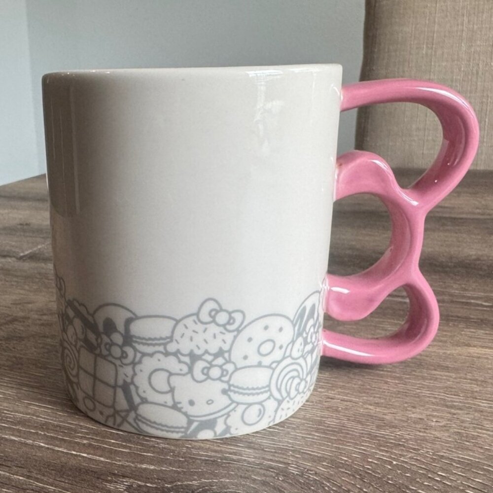 Hello Kitty Cafe 2017 12 oz Ceramic Coffee Mug Bow Handle